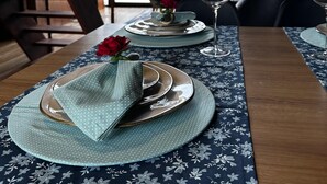 A dining table set with plates, glasses, and a rose. - Guiados Pelo Alto (Sao Pedro de Alcantara)