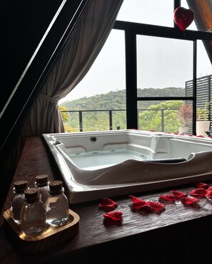 Chalet Deluks, pemandangan lembah, tepi gunung | Jet tub