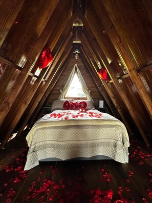 Chalet Deluks, pemandangan lembah, tepi gunung | 1 kamar tidur, seprai premium, dan didekorasi berbeda-beda