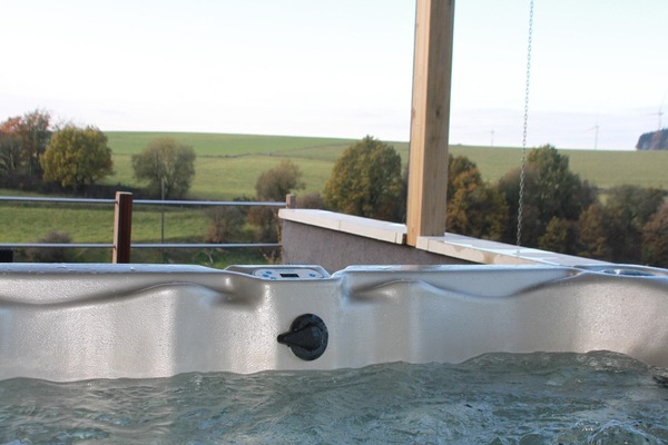 Bañera de hidromasaje al aire libre