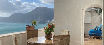 Limoni - View of Positano and Capri