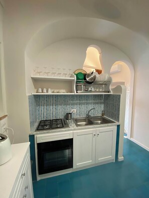 Kjøleskap, ovn, kokeplater og kaffetrakter/tekoker