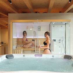 Behandelingskamers voor koppels, een sauna, een bubbelbad