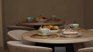 Petit déjeuner préparé sur commande (15 EUR par personne)