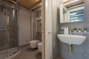 Apartment | Bilik Mandi | Pancuran mandi, pengering rambut, bidet, tuala disediakan 