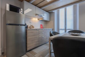 Apartment | Private kitchen | Fridge, microwave, stovetop, electric kettle - Studio degli Artisti by Wonderful Italy (Turin)