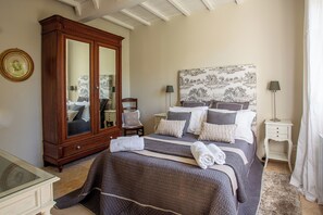 2 habitaciones, tabla de planchar con plancha y cuna de viaje