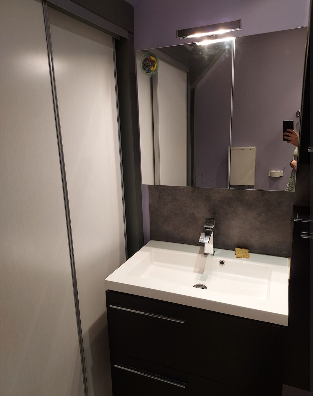 Chuveiro, secador de cabelo, toalhas de banho, sabonete