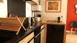 Refrigerador, microondas, horno y lavavajillas 