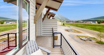 3 BR Townhome, Open Floor Plan, Mountain Views, and W/D