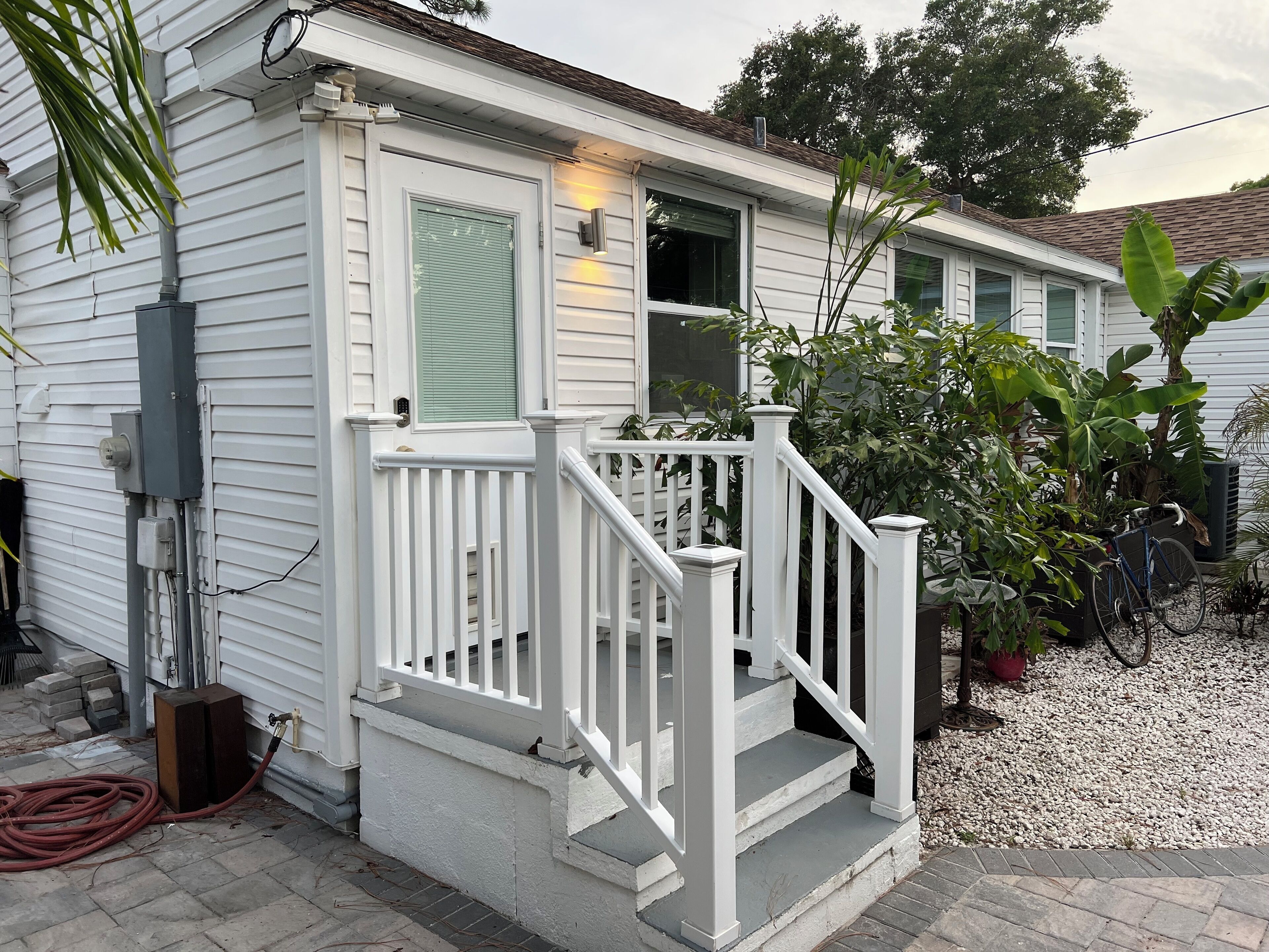 Centrally located Saint Petersburg 3 bedroom / 2 Full Bathroom Home, Sleeps 8!