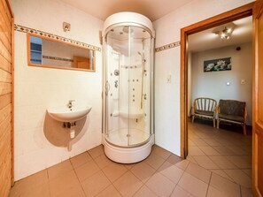 Shower, jetted tub - Rustic Estate with Sauna (Ambly)