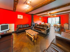 Fernseher, Kamin, Stereoanlage