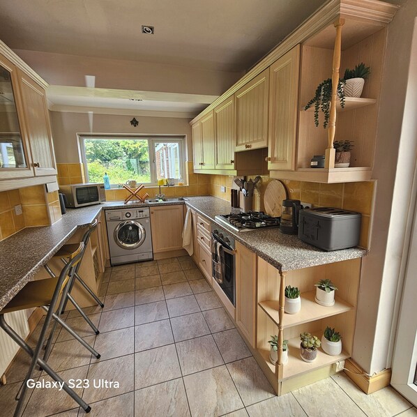 Rumah | Dapur pribadi | Lemari es, microwave, oven, dan kompor