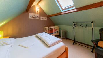 2 bedrooms, travel crib, WiFi
