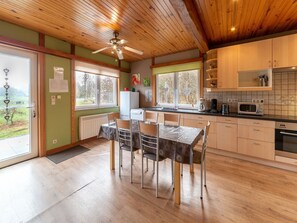 Coffee/tea maker, fridge, microwave, oven - Cozy Family Cottage in Érezée (Erezée)