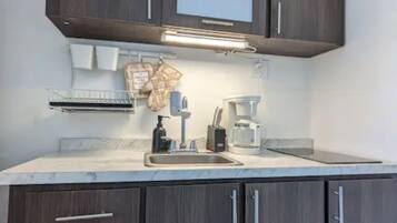 Fridge, oven, dishwasher, coffee/tea maker