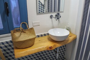 Suihku, hiustenkuivaaja, pyyhkeet, saippua