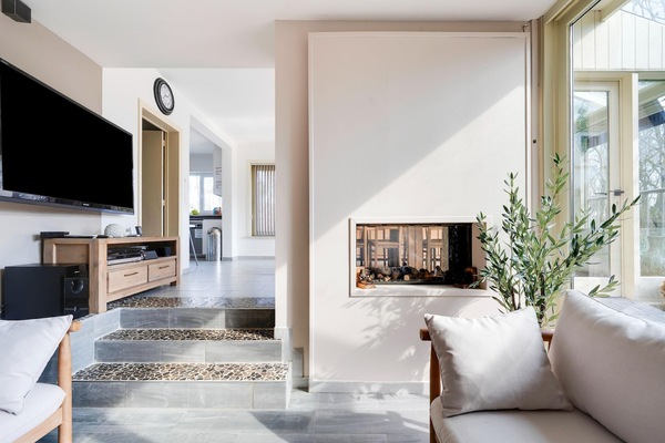 Een televisie, een open haard en een dvd-speler