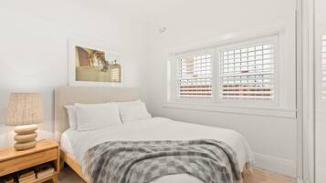 2 habitaciones, escritorio, tabla de planchar con plancha y wifi