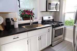 Refrigerador, microondas, horno y parrilla de estufa 