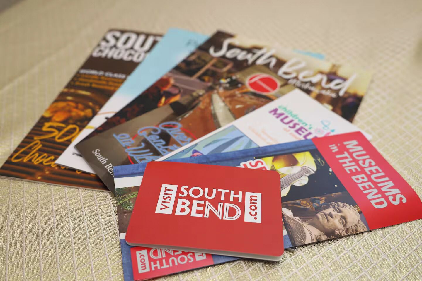 Eine Auswahl an Reisebroschüren mit dem 'South Bend'-Logo, die den Fokus auf Sehenswürdigkeiten in South Bend kennzeichnet.