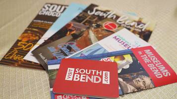 Eine Auswahl an Reisebroschüren mit dem 'South Bend'-Logo, die den Fokus auf Sehenswürdigkeiten in South Bend kennzeichnet.