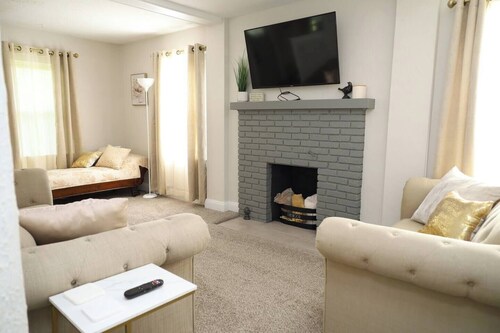 Charming Retreat on Quiet Street, close to Notre Dame and DTSB