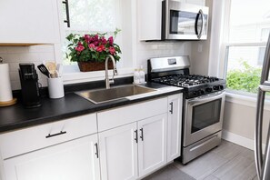 Een koffiezetapparaat/waterkoker, een koelkast, een magnetron, een oven