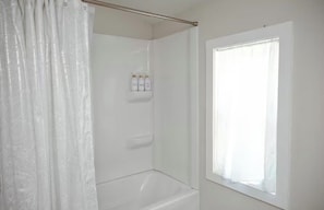 Secadora de cabello, toallas, jabón, shampoo