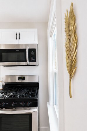 Coffee/tea maker, fridge, microwave, oven - Charming Retreat on Quiet Street, close to Notre Dame and DTSB (South Bend)