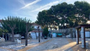 A courtyard with stone flooring, trees, and a covered area with pillars. - Exclusivo Loft en Zaragoza-2 (Movera)