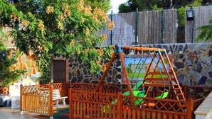 A playground with a swing set and a fenced play area. - Exclusivo Loft en Zaragoza-2 (Movera)