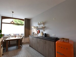 Réfrigérateur, micro-ondes, plaque de cuisson, cafetière/bouilloire