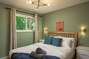 4 bedrooms, desk, iron/ironing board, travel crib - Modern, Luxury, Centrally-Located Home with Hot Tub, Sauna, Gym. Pet-Friendly. (Arvada)