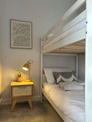 2 quartos, berço de viagem, Wi-Fi de cortesia, roupa de cama