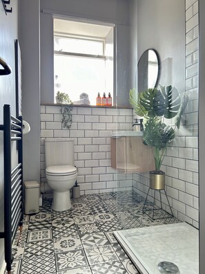 Shower, hair dryer, towels, soap - Family friendly cosy apartment in the heart of Alnwick (Alnwick)