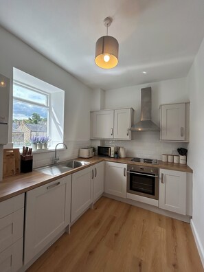 Fridge, microwave, oven, stovetop - Family friendly cosy apartment in the heart of Alnwick (Alnwick)