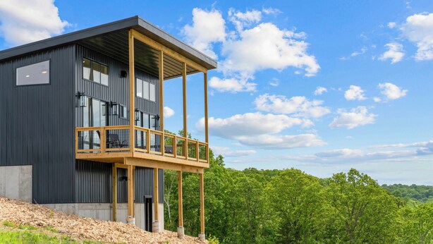 Un immeuble moderne à deux étages, doté d’un balcon au dernier étage.