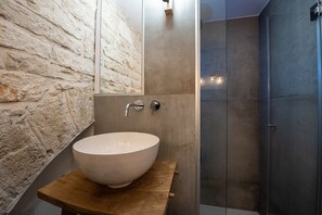 Douche, sèche-cheveux, bidet, serviettes fournies