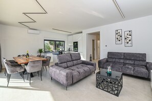 TV - Villa Petra with Private Pool (Mandre)