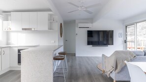 Smart TV - A Lyttle bit of Paradise (Sussex Inlet)