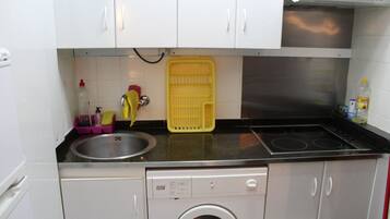 Réfrigérateur, micro-ondes, plaque de cuisson, cafetiÚre/bouilloire