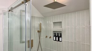 Bruser, miljøvenlige toiletartikler, hårtørrer, håndklæder