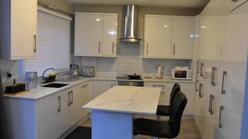 Rumah | Dapur pribadi | Lemari es, microwave, oven, dan kompor