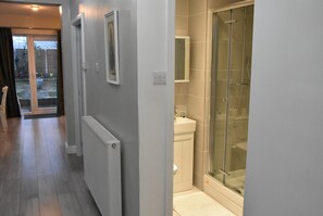 Casa | Banheiro | Chuveiro, secador de cabelo, toalhas de banho 