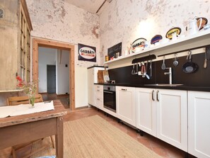 Fridge, oven, stovetop, dishwasher - Charmante Wohnung mit Terrasse in Steffenshagen (Steffenshagen)