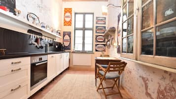 Fridge, oven, stovetop, dishwasher