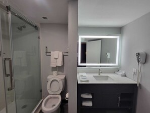 Sèche-cheveux, serviettes fournies, savon, shampoing