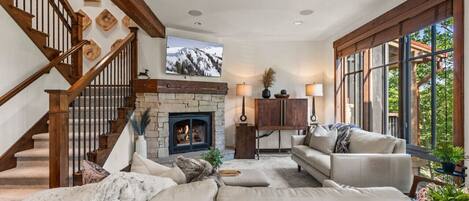 Una Smart TV, una chimenea